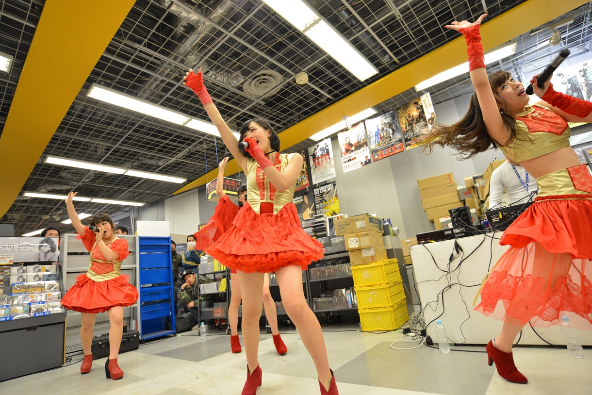 リリースイベントのミニライブの様子。