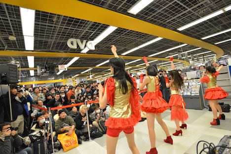 リリースイベントのミニライブの様子。