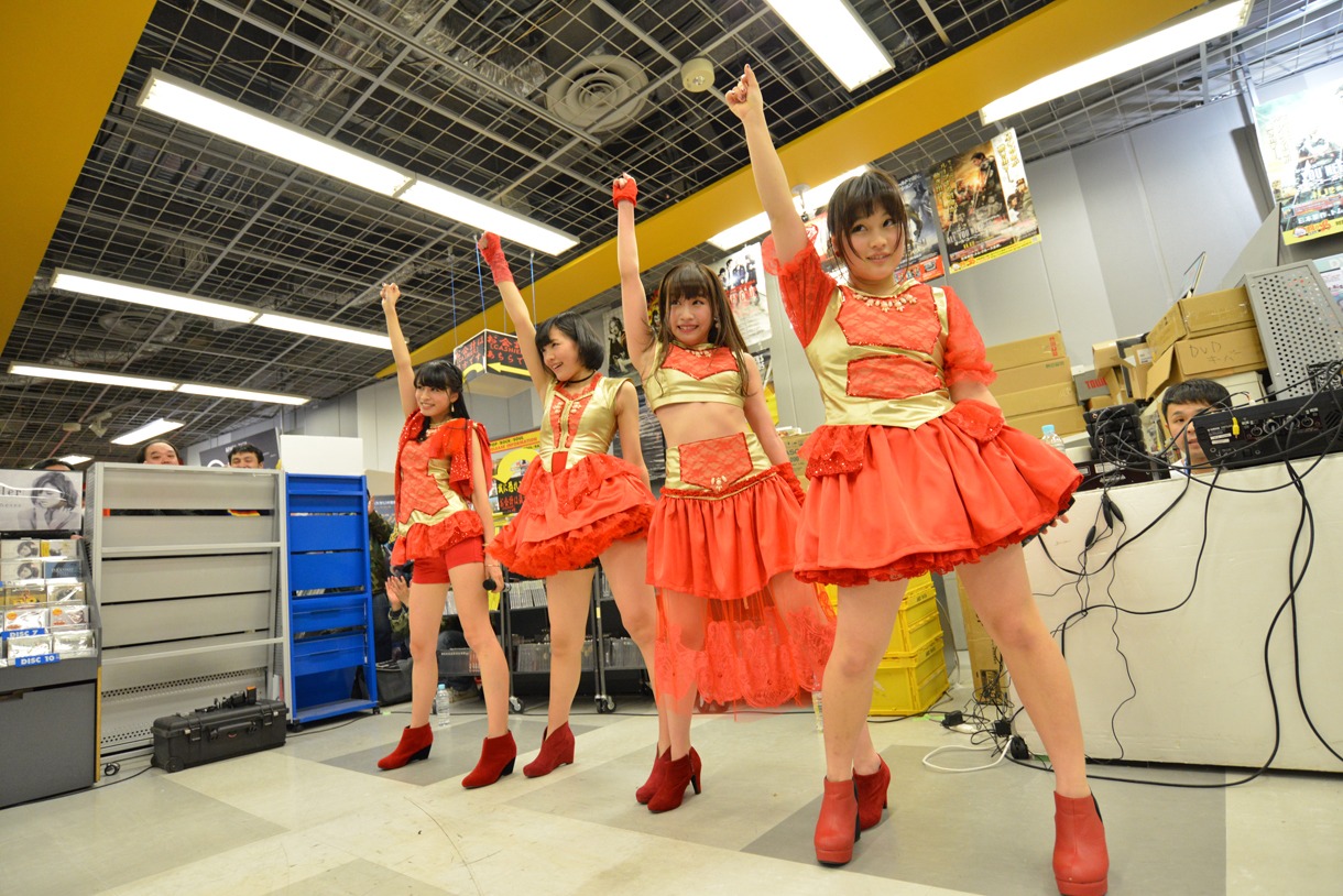 リリースイベントのミニライブの様子。
