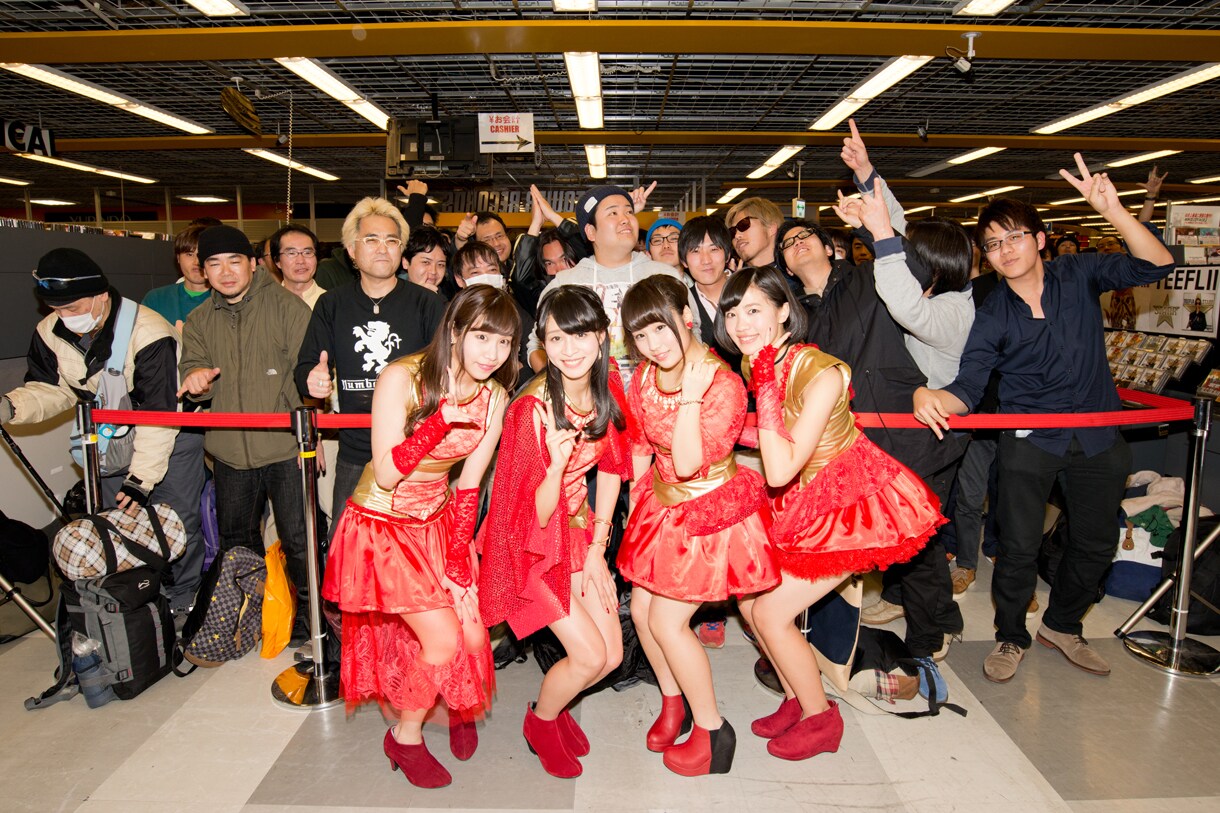 イベント終了後、ファンとともに記念撮影するGALETTe。