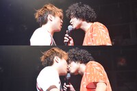 LIFriendsのFUNKY（左）とSHUNKUN（右）による口論からのキス。