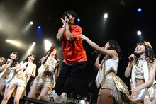 「おんなじキモチ」の決めポーズをやめないSHUNKUN（LIFriends）を止めにかかる東京女子流。