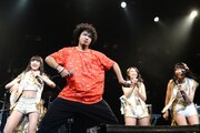 白目を剥いて「ゲラゲラポー」を踊るSHUNKUN。
