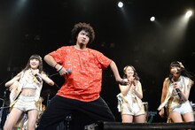 白目を剥いて「ゲラゲラポー」を踊るSHUNKUN。