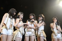 東京エレキテル連合の「未亡人朱美ちゃん3号」ネタをコピーする小西彩乃（左から2番目）と山邊未夢（中央）。