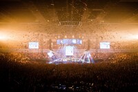 GLAY「GLAY ARENA TOUR 2014-2015 Miracle Music Hunt」神奈川・横浜アリーナ公演の様子。