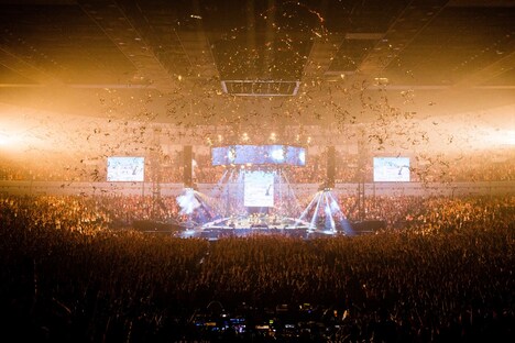 GLAY「GLAY ARENA TOUR 2014-2015 Miracle Music Hunt」神奈川・横浜アリーナ公演の様子。