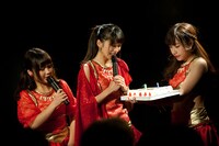 バースデーケーキの登場に驚く四島早紀。