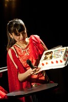 バースデーケーキの装飾を見せる四島早紀。