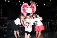 ファン有志が用意した花輪と記念撮影するののこ、四島早紀、古森結衣。