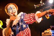 ニューロティカのドキュメンタリー映画「あっちゃん」キービジュアル。(c)あっちゃん製作委員会