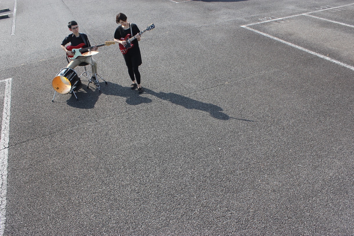 男女デュオバンド左右、初のフルアルバム「スカムレフト スカムライト」