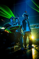 「SAMURIDER」を披露するシクラメン。