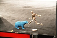 イベント中、なぜかステージ上に置かれていたデッサン人形とクマのオブジェ。