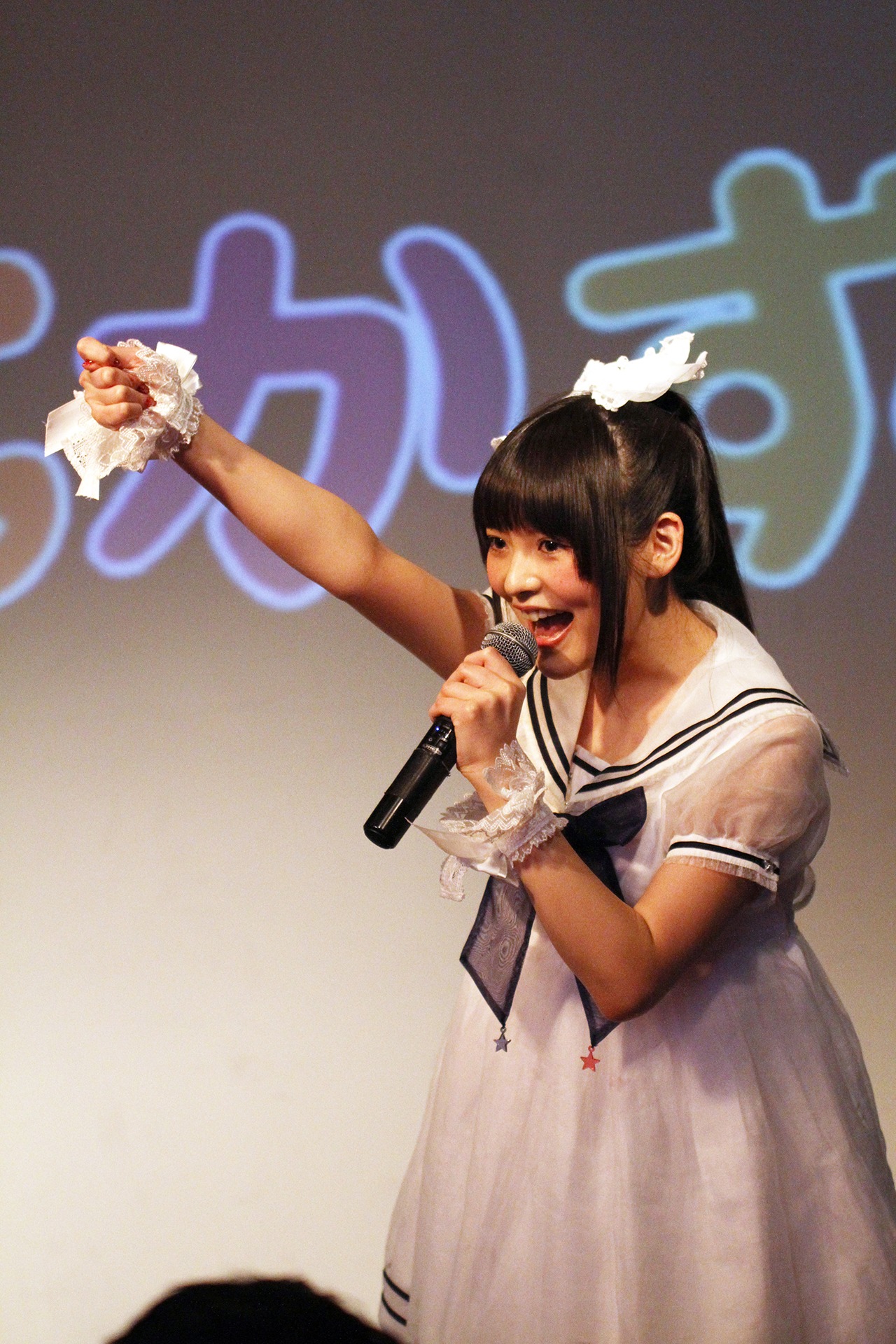 「生産！」「団結！」「反抑圧！」を三唱する上坂すみれ。