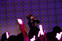 「キャラメル桃ジャム120％」を歌う上坂すみれ。