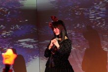 「冥界通信 ～慕情編～」を歌う上坂すみれ。