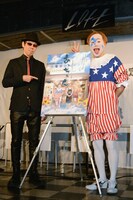 左からナリオ監督、イノウエアツシ（Vo）。