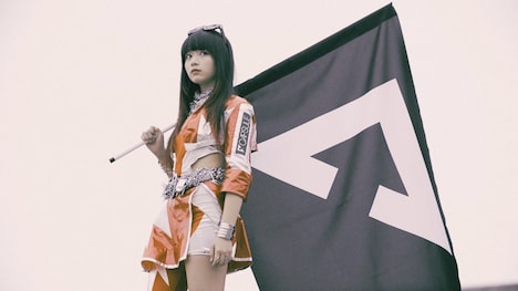 「Another World」ビデオクリップのワンシーン。サーキットレディとして登場するゆら。