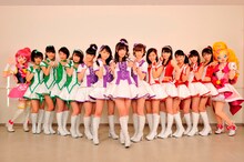 キュアラブリー（左）、キュアフローラ（右）と並んだモーニング娘。'15。(c)2015 映画プリキュアオールスターズSC製作委員会