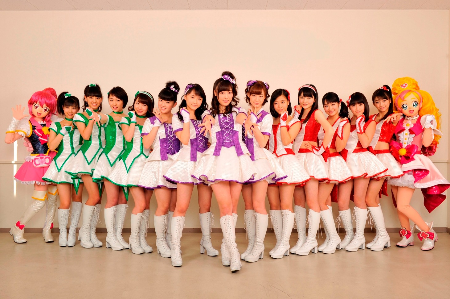 キュアラブリー（左）、キュアフローラ（右）と並んだモーニング娘。'15。(c)2015 映画プリキュアオールスターズSC製作委員会