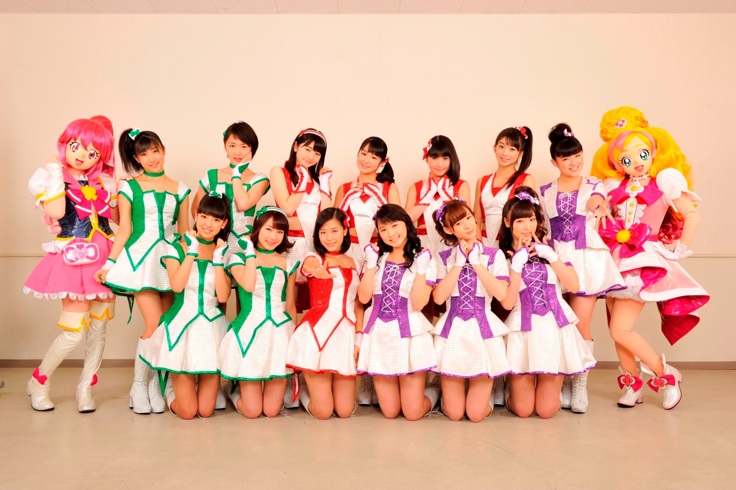 キュアラブリー（左）、キュアフローラ（右）と並んだモーニング娘。'15。(c)2015 映画プリキュアオールスターズSC製作委員会