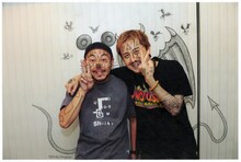 左から岸田哲平、横山健。