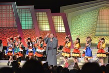 宝富士と「ゲラゲラポーのうた」を歌うエビ中。