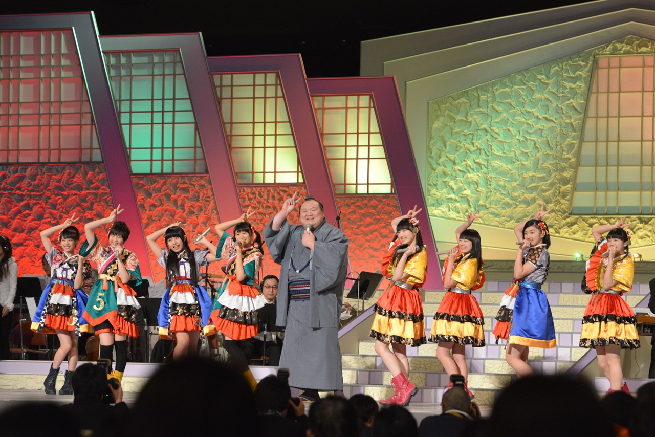 「第48回 NHK福祉大相撲」より、宝富士と私立恵比寿中学による「ゲラゲラポーのうた」パフォーマンスの様子。