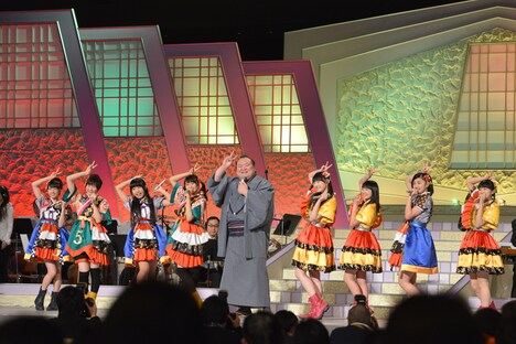 宝富士と「ゲラゲラポーのうた」を歌うエビ中。