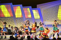 「大漁恵比寿節」を披露するエビ中。