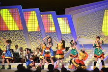 「大漁恵比寿節」を披露するエビ中。