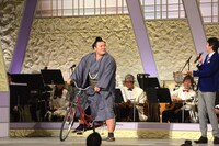 山本譲二の「みちのくひとり旅」を歌いながら自転車に乗って登場した勢。