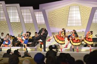 錦戸親方に習って四股を踏むエビ中。