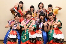 「どすこい！」とポーズを決めるエビ中。