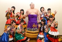 宝富士と一緒に「どすこい！」とポーズを取る私立恵比寿中学。