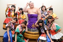 エビ中ポーズを決める私立恵比寿中学と“中学16年生”の宝富士。