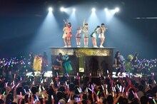 センターステージで「でんぱーりーナイト」を歌うでんぱ組.inc。