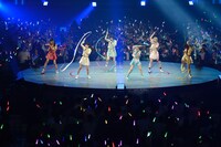 センターステージで「でんでんぱっしょん」を披露するでんぱ組.inc。