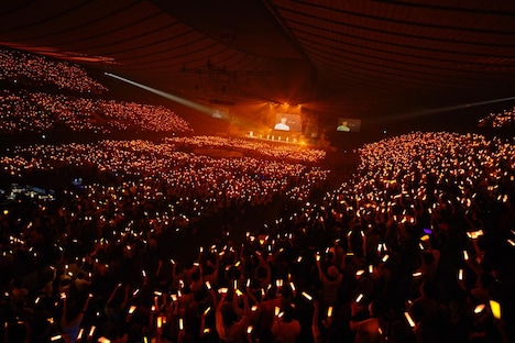 オレンジ色のペンライトで染まった「ORANGE RIUM」歌唱中の会場の様子。