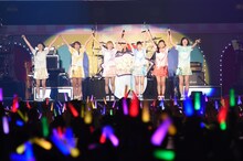 アンコールで満員のファンに挨拶するでんぱ組.inc。