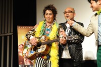 熱唱するワタナベイビー、竹中直人。