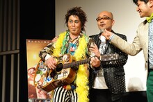 熱唱するワタナベイビー、竹中直人。