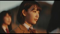 AKB48「Green Flash」ビデオクリップより宮脇咲良の夕景シーン。