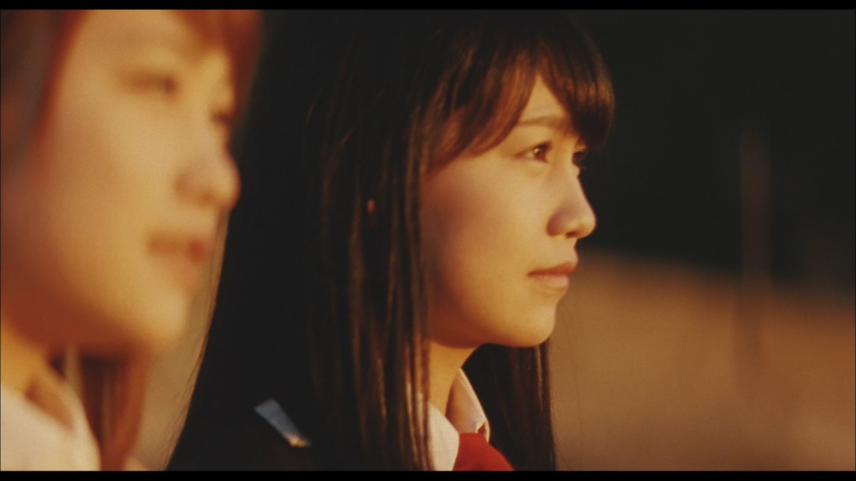 AKB48「Green Flash」ビデオクリップより小嶋真子の夕景シーン。