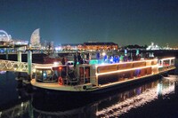 ライブの舞台となる客船「ローズ号」と横浜港の景色。