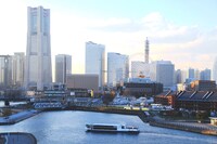 ライブの舞台となる客船「ローズ号」と横浜港の景色。