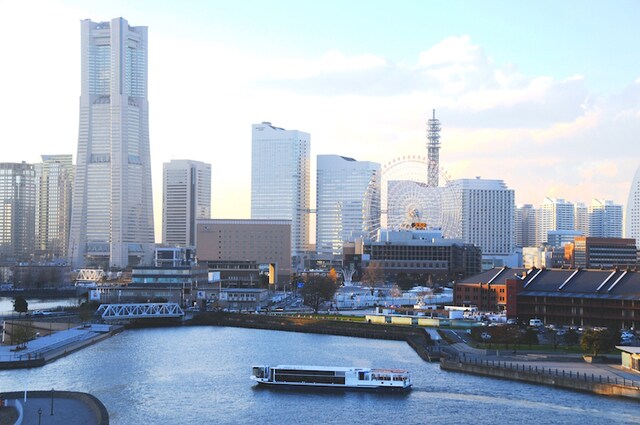 ライブの舞台となる客船「ローズ号」と横浜港の景色。