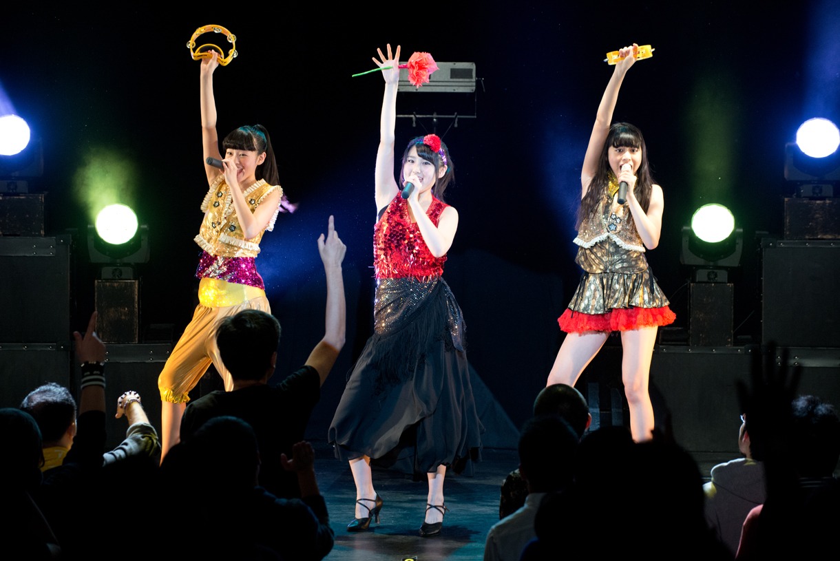 左から橘二葉、櫻井紗季、飯田桜子。