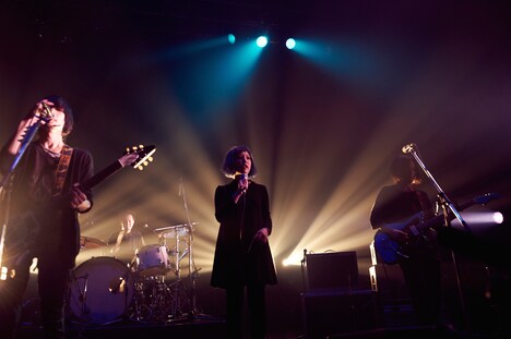 UCARY & THE VALENTINEとセッションをするART-SCHOOL。（撮影：中野敬久）